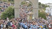 La Virgen de la Cabeza tras cruzar el arco del camino hasta el santuario en la procesión / Diario JAÉN.