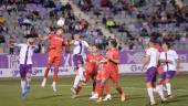 Gastón gana un balón de cabeza entre Espín y Sergio Pérez. / Agustín Muñoz / Diario JAÉN.