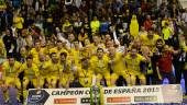 Foto de familia de celebración tras ganar la Copa de España de 2015. / Agustín Muñoz.