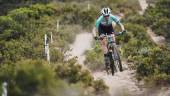 RECORRIDO. Clàudia Galicia traza un descenso con su bicicleta de montaña.