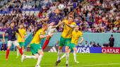 Mbappé remate ante dos defensores australianos en la primera jornada del Mundial / Photo Nigel Keene / ProSportsImages / DPPI / Nigel Keene / Pro Sports Images / AFP7 / Europa Press.