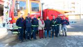 PUESTA DE LARGO. Francisco Huertas, otros responsables municipales y bomberos, junto al vehículo.