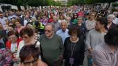 Concentración en la Plaza del Pueblo de Torredelcampo por el fallecimiento de la mujer embarazada y su hijo. / Agustín Muñoz / Diario JAÉN.