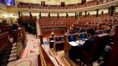 PLENARIO. El presidente del Gobierno, Pedro Sánchez, en un salón de plenos del Congreso de los Diputados prácticamente vacío. 