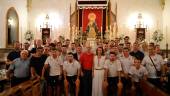 FAMIILIA. Jugadores del UDC Torredonjimeno y corporación municipal posan junto a la patrona, tras la ofrenda floral.