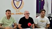 Antonio Rueda, en el centro, el día que presentaron los fichajes de Iván Aguilar y Joseliyo. / Juande Ortiz / Diario JAÉN.