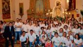 DEVOCIÓN. Los miembros de la hermandad del barrio “El Llano” posan orgullosos junto a la imagen de su Virgen.