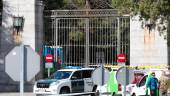 CONTROL. Un coche de la Guardia Civil aparcado junto a la puerta de acceso del Valle de los Caídos.