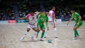 El jugador del Jaén Paraíso Interior Hélder presiona a un rival del Palma Futsal en el Olivo Arena. / Jaén Paraíso Interior FS. 