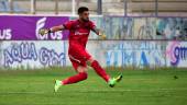 seguridad. Ángel de la Calzada realiza un movimiento en el partido con la UD Almería B.