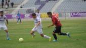 REGULARIDAD. Juanca realiza una jugada de ataque en el partido con el Alhaurín de la Torre.