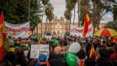 ERE. Manifestantes a las puertas del Parlamento de Andalucía en la convocatoria de Vox.