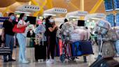 Viajeras esperan para facturar sus maletas en Barajas. / Europa Press.