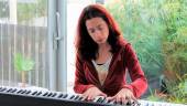 MÚSICA. Esther Peña toca el piano en un momento de confinamiento en casa.