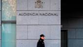 Un agente de Policía Nacional camina frente a la Audiencia Nacional. / Diego Radamés / Europa Press. 