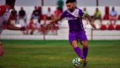 jugada. Fran Hernández conduce el balón en el amistoso en Martos.