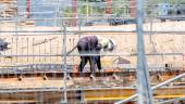 Un obrero trabaja en la construcción de una vivienda nueva, en una imagen de archivo. / Ricardo Rubio / Europa Press.