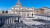Miles de personas durante el funeral del Papa, en la plaza de San Pedro, a 26 de abril de 2025, en Ciudad del Vaticano. / Stefano Spaziani / Europa Press. 
