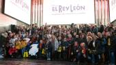 EXCURSIÓN. Foto de familia de los socios de “Pídeme la Luna”, que asistieron al musical “El Rey León”.