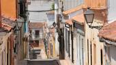 FAROLAS. Alumbrado público, en una calle del municipio de La Carolina, en la comarca de las Nuevas Poblaciones.