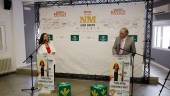 La alcaldesa de Fuerte del Rey, Paqui Peiando, junto al director de Diario JAÉN, Juan Espejo. / Jason Moyano / Diario JAÉN. 