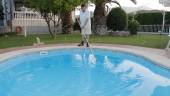 EN JAÉN. Un hombre procede a la limpieza de una piscina en Puente Jontoya, uno de los lugares idóneos para pasar el verano en la capital, en una fotografía de Archivo.