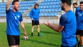 compañeros. Álvaro Ocaña y Héctor Galiano se ejercitan en su etapa de jugadores del Écija Balompié.