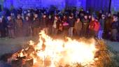 Imagen de archivo de una lumbre prendida durante la Noche de San Antón de 2023. / Diario JAÉN.