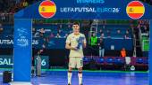 Antonio Pérez posa con su premio de mejor jugador del Europeo. / RFEF