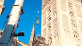 Tareas de retirada de las azucenas de la Giralda de Sevilla. / Rocío Ruz / Europa Press.
