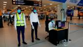 CONTROL. Un equipo de monitores preparado para tomar la temperatura de los viajeros en el aeropuerto de Accra, en Ghana. 