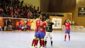 alegría. Los jugadores de pista y de banquillo celebran uno de los goles anotados.