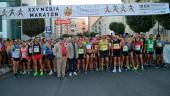 SALIDA. Félix Manzaneda y Julio Millán posan junto a los atletas momentos antes de empezar la competición en la calle Virgen de la Cabeza.