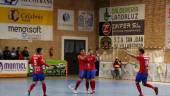 ALEGRÍA. Los jugadores rojillos celebran uno de los tantos ante el Rivas.