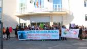 UNIÓN. Varias decenas de personas se reúnen en el primer punto de encuentro de la marcha, en la plaza de la Concordia (frente a la Subdelegación). 