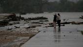Dos mujeres observan el daño de las inundaciones de Texas. / San Antonio Express-News / Contacto / Europa Press.