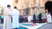 DETALLES. Momento en el que la custodia pisó la alfombra que se creó frente a las puertas de la Catedral.