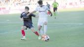 JUGADA. Víctor Armero controla el balón delante del defensa del Algeciras Juanjo, en el último partido de la temporada.