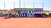 ACTO. Entrega del cheque al director del comedor social, José Antonio Sánchez, en la pista de tenis de tierra batida del centro deportivo. 