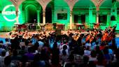 Un entregado Jaime Cobo dirige a la Orquesta Joven de Andalucía en el inicio del concierto, en el patio interior de la Universidad de Baeza. / Jesús Delgado. 