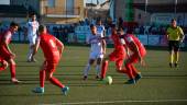 JUGADA. Lance del encuentro entre torreños y blancos en la primera vuelta de liga, disputado en el Abdón Martínez Fariñas, que acabó en empate sin goles.