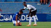 Rodri, en el suelo, consolado por un jugador del Córdoba. / Antonio del Arco.