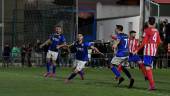 CLAVE. Fran Lara celebra el primer gol del Linares junto con Chendo y Joan Grasa. Debajo, jugada del linarense Iván Aguilar.