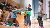 MÚSICA. El artista y escritor ubetense, David Uclés, con algunos menores asistentes al festival.