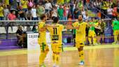 EQUIPO. Alan Brandi, Dani Martín y Carlitos celebran el gol de este último, primero del encuentro, ante el Peñíscola. 