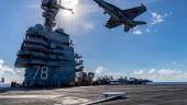 Un caza de la Armada de Estados Unidos sobrevuela la cubierta de vuelo de su mayor portaaviones, el USS Gerald R. Ford, en el mar Caribe. / Europa Press.