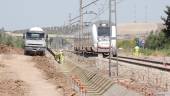 2011. Un tren a su paso por Las Infantas mientras operarios se afanan en las nuevas infraestructuras.