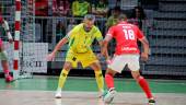 Mauricio defiende a Nunes durante el partido. / Fonsi Moreno / Jaén FS.