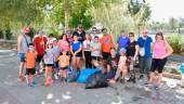 GRUPO. A la izquierda, foto de familia de los voluntarios que acudieron. A la derecha, recogiendo la basura del arroyo del Recinto Ferial. 