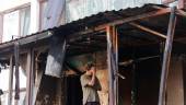 Un hombre en el balcón de un edificio dañado por el ataque ruso sobre Kiev. / Li Dongxu / Contacto / Europa Press.